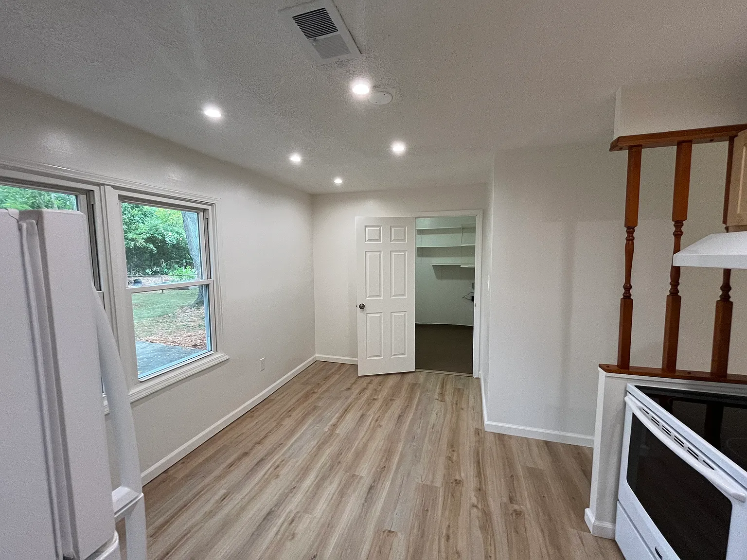 3 bed, 986 sqft, $1,845 — Photo 2