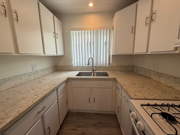 1228 N McCadden Pl #5 — Photo 9
