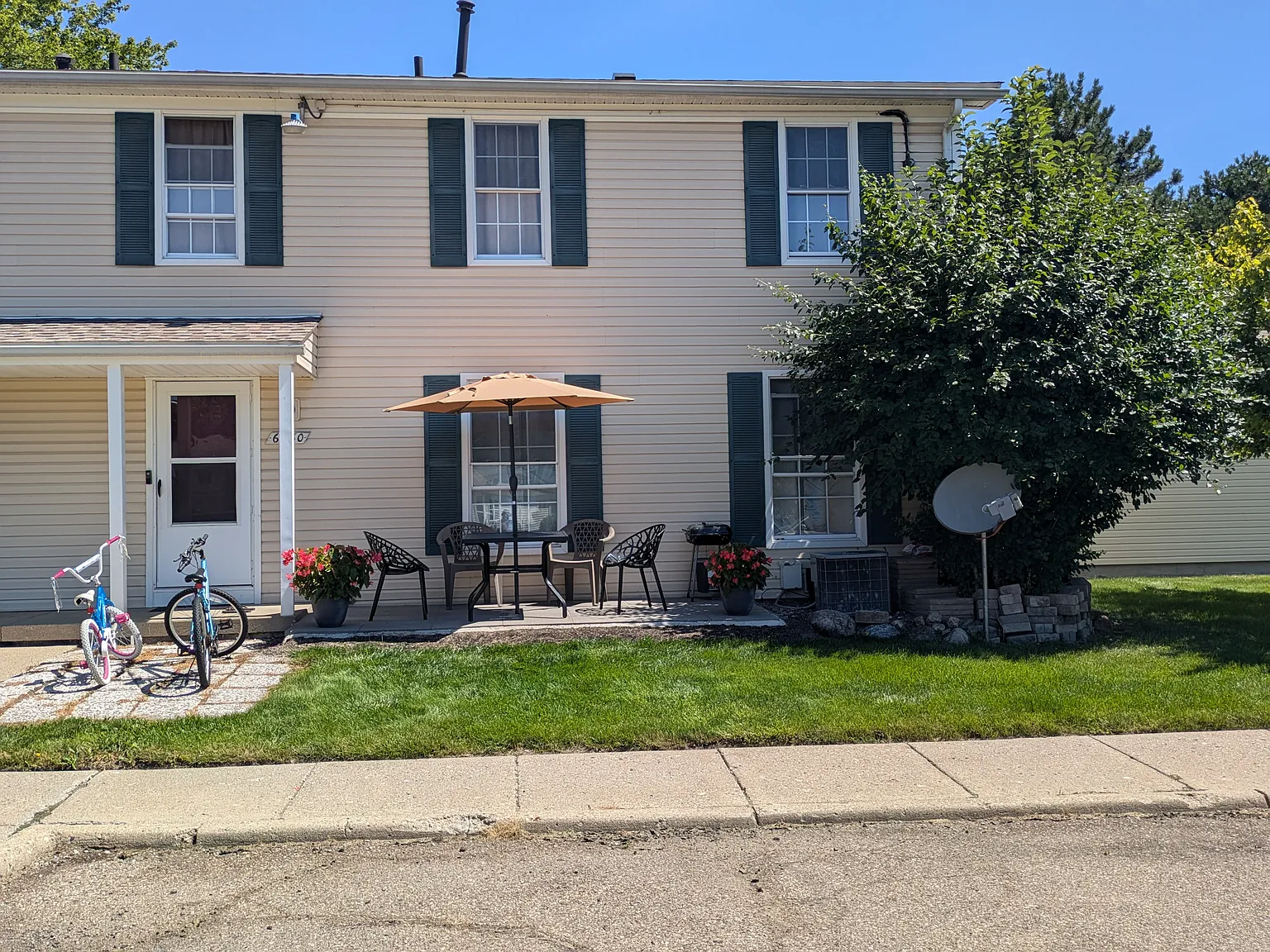 3 bed, 1.5 bath, 1200 sqft, $1,800 — Photo 3