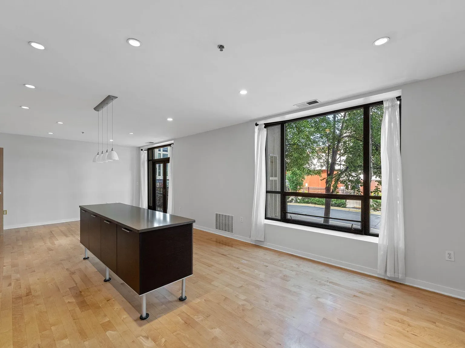 1 bed, 1.0 bath, 963 sqft, $1,995 — Photo 3