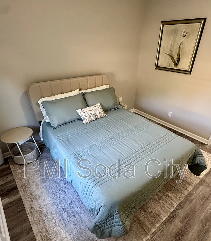 3 bed, 1.0 bath, 1193 sqft, $2,600 — Photo 3