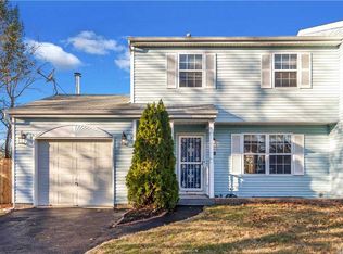 28 Oak St, Central Islip, NY