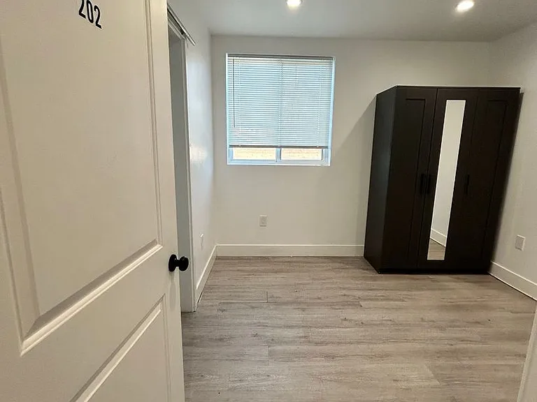 1571 W 37th Pl — Photo 20