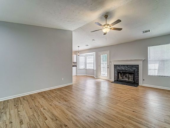 5th image of 170 Rosewood Dr