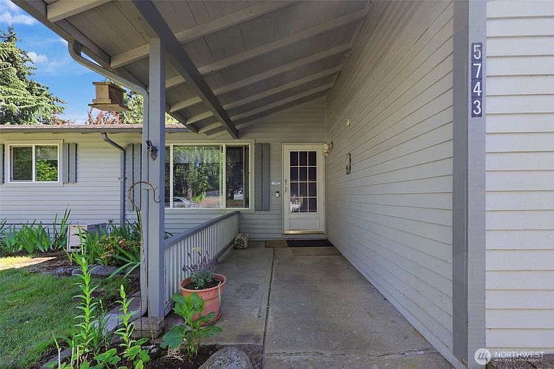 3rd image of 5743 39th Avenue SE