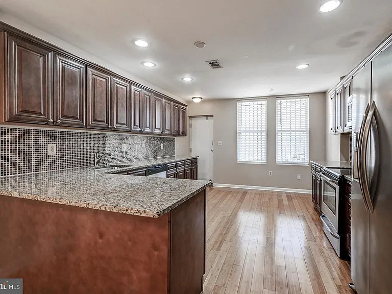 2103 E Madison St — Photo 6