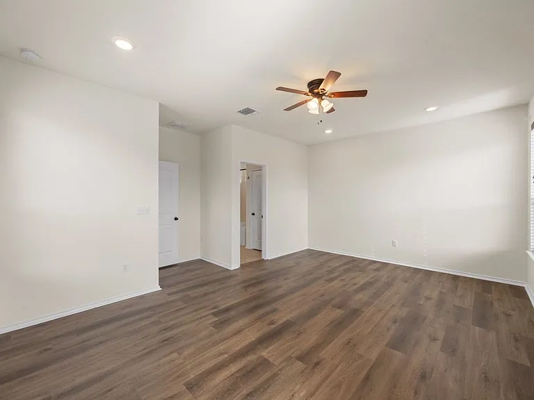 136 Vickers St — Photo 16