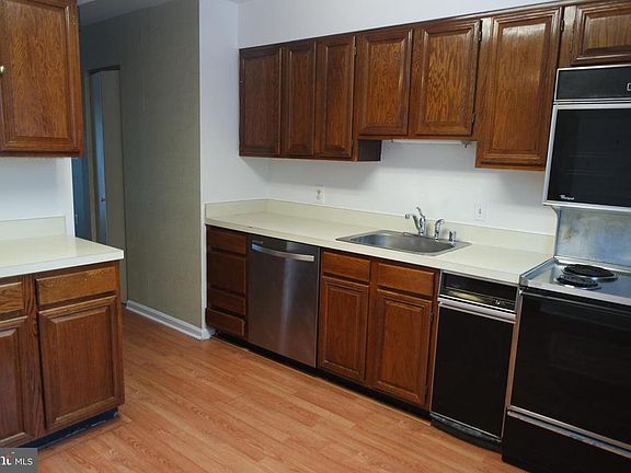 2nd image of 18 Dudley Ct #9