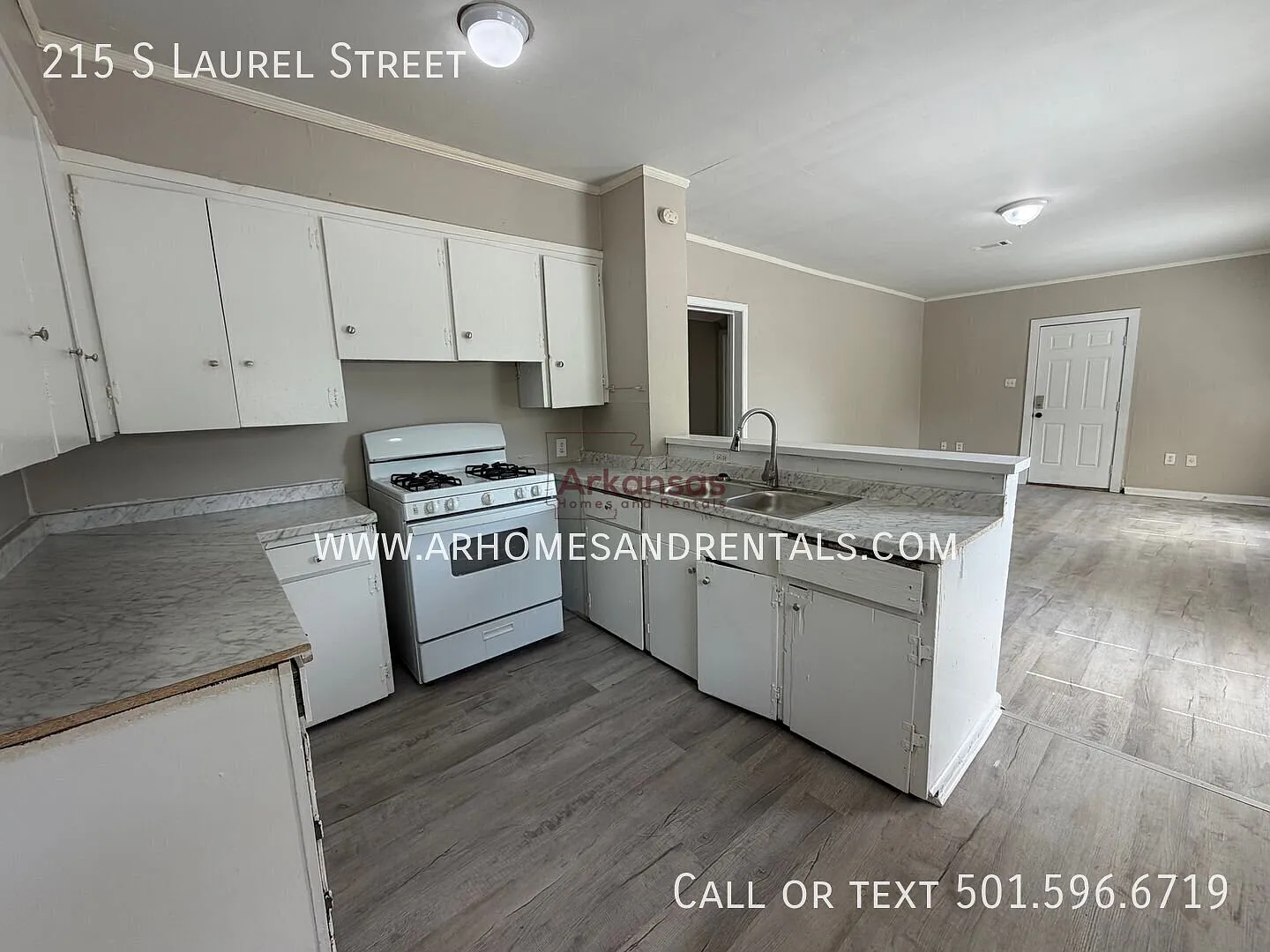 1/2 Off First Month's Rent ~ 215 S. Laurel Street 4 Bedrooms | 2 Bathrooms — Photo 4