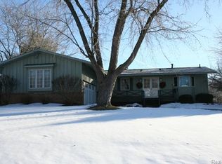 877 Rachelle Dr, White Lake, MI