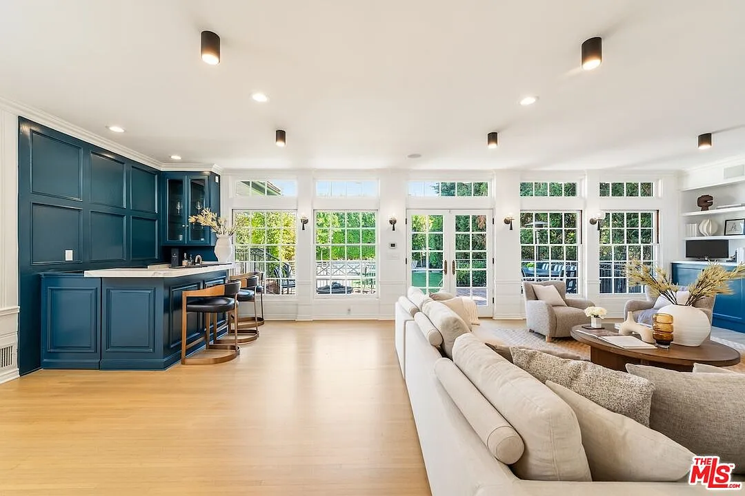 6 bed, 6.5 bath, 5900 sqft, $40,000 — Photo 4