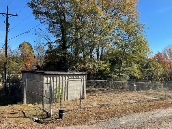2909 Pin Oak Rd, Jonesville, NC 28642
