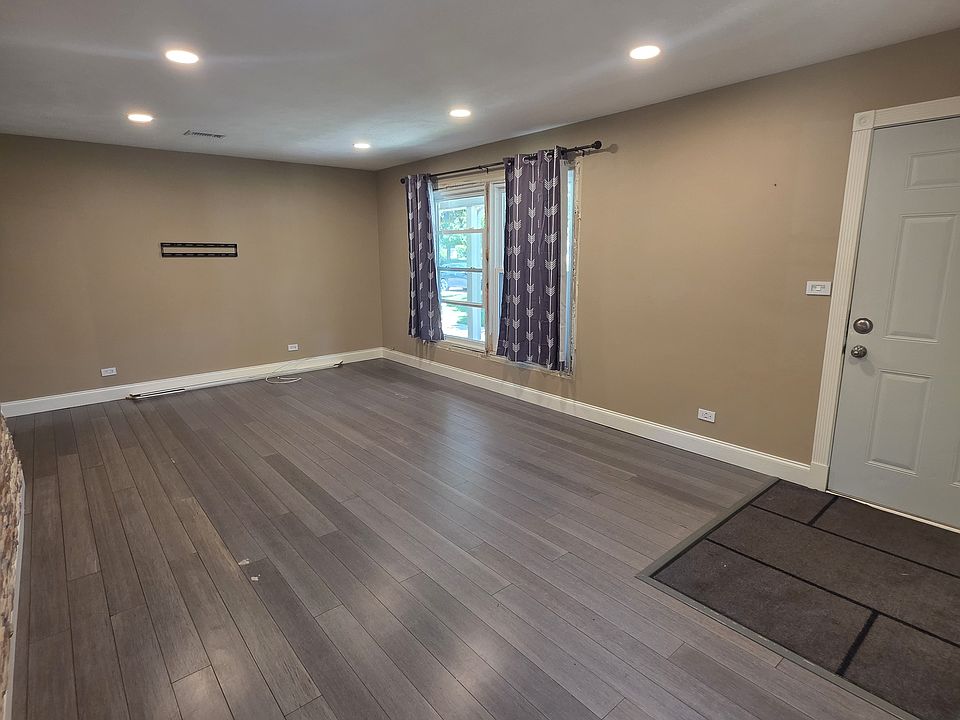 1st image of 556 Manor Cir