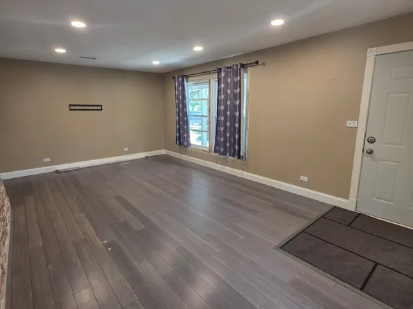 556 Manor Cir, Schaumburg, IL 60194