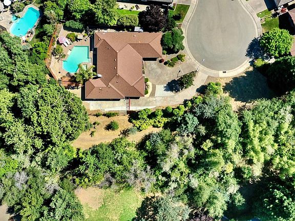 3rd image of 303 Remington Ct