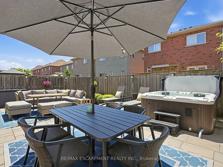 111 Greenstem Cres — Photo 38