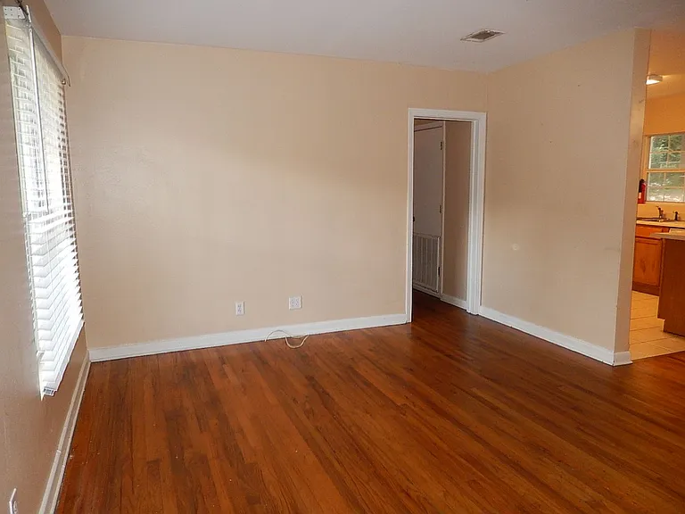 212 Edwards St — Photo 9