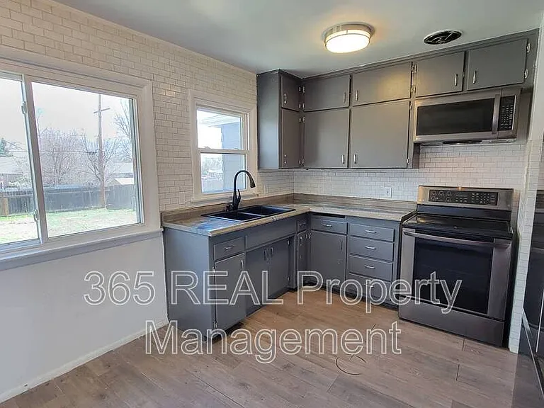 2432 16th Ave — Photo 7