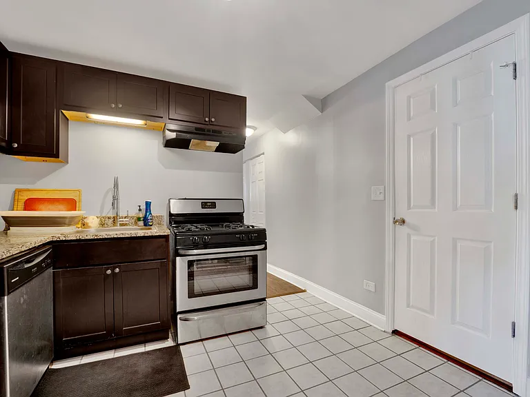 1914 W Henderson St #CH — Photo 8