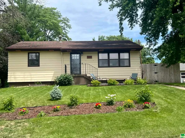 712 N 11th St, Cherokee, IA 51012