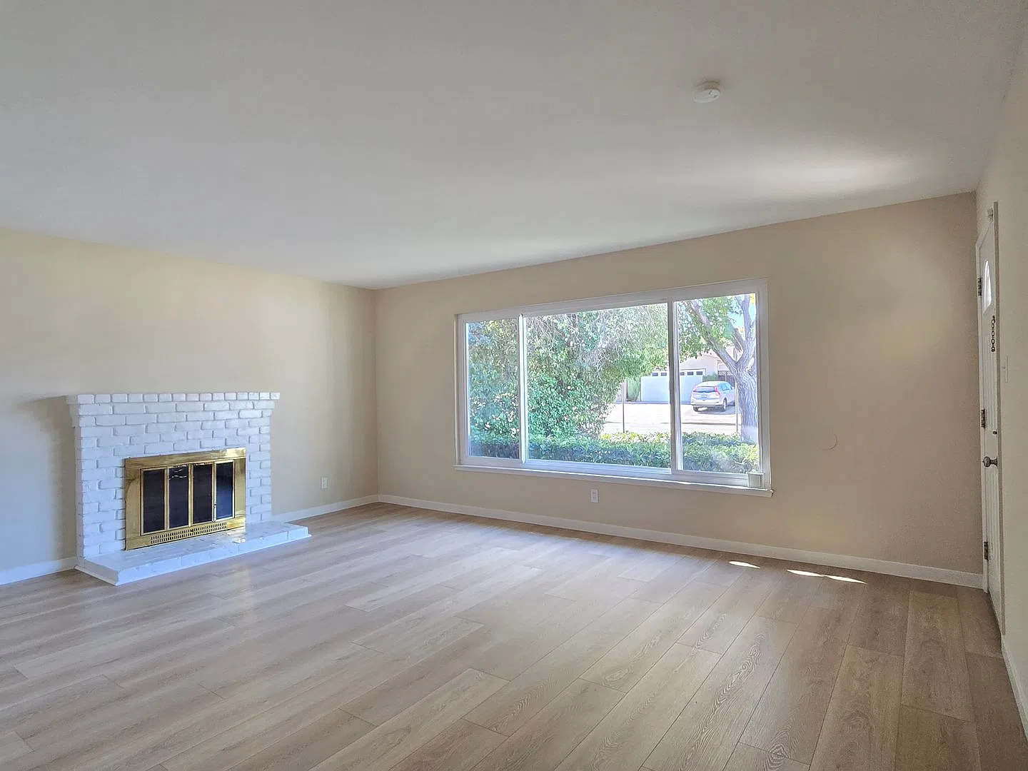 Single Family Home, Quartz Countertops, Fresh Paint, Wood Floors, New Carpet, New Windows, Patio ... — Photo 4