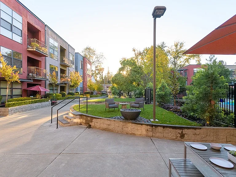 Fremont Mews — Photo 13