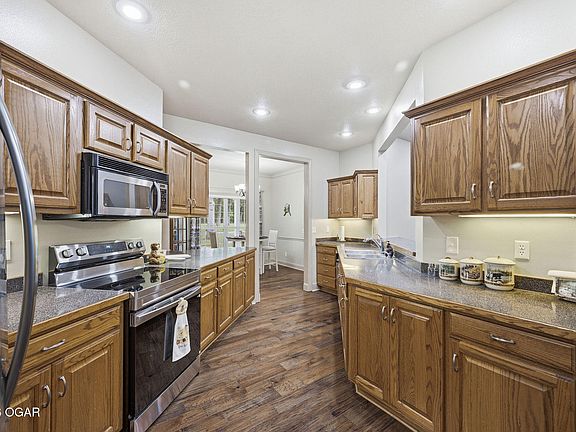 5th image of 5296 Greenwich Ln