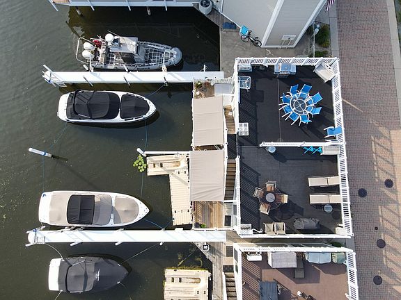 3rd image of 8 Harbor Isle Dr