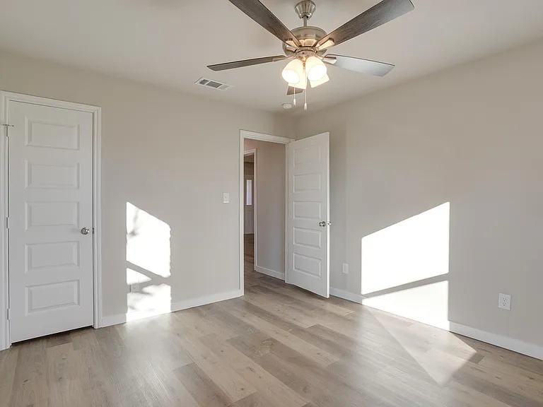 305 Bentley Dr — Photo 17