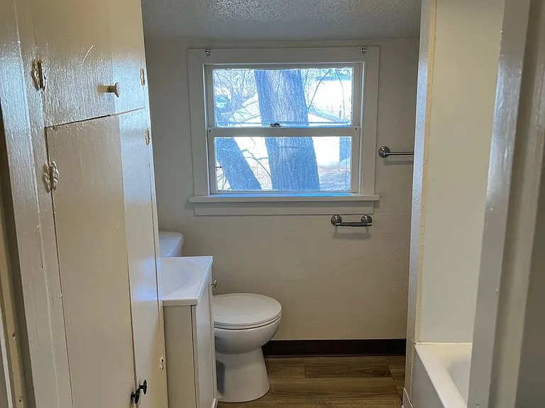 612 W 11th St | Tenant Pays Electric Only — Photo 11
