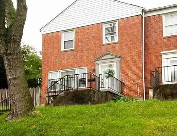908 Fairmount Ave — Photo 1