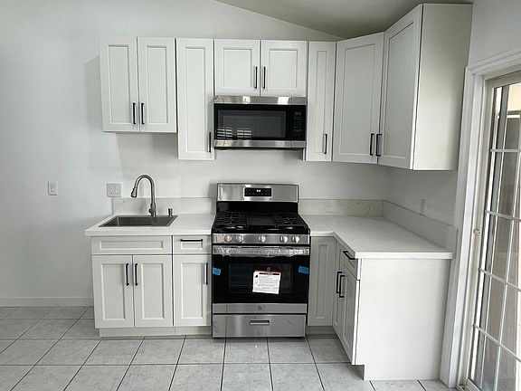 4th image of 13825 Branford St