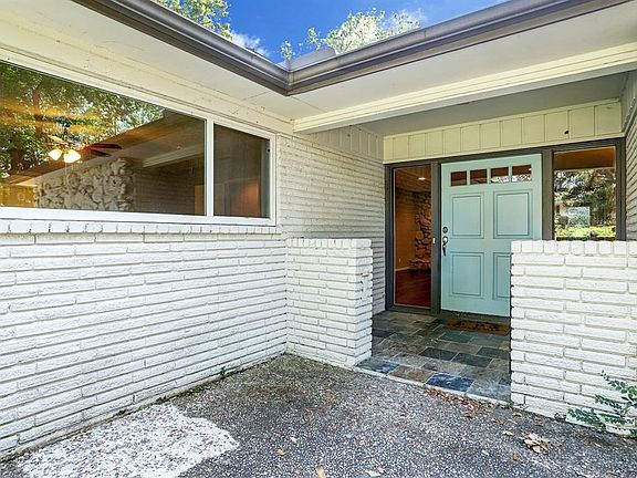 This home is located at the end of a cul-de-sac, and features a spacious front yard and driveway.