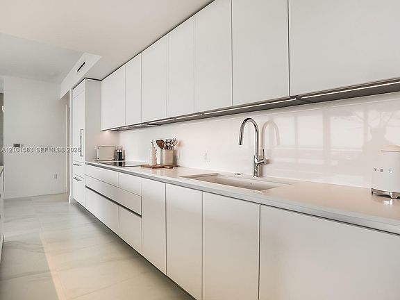 5th image of 407 N Riverside Dr #604