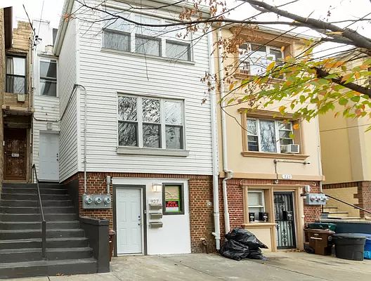 1st image of 927 E 213th St #1