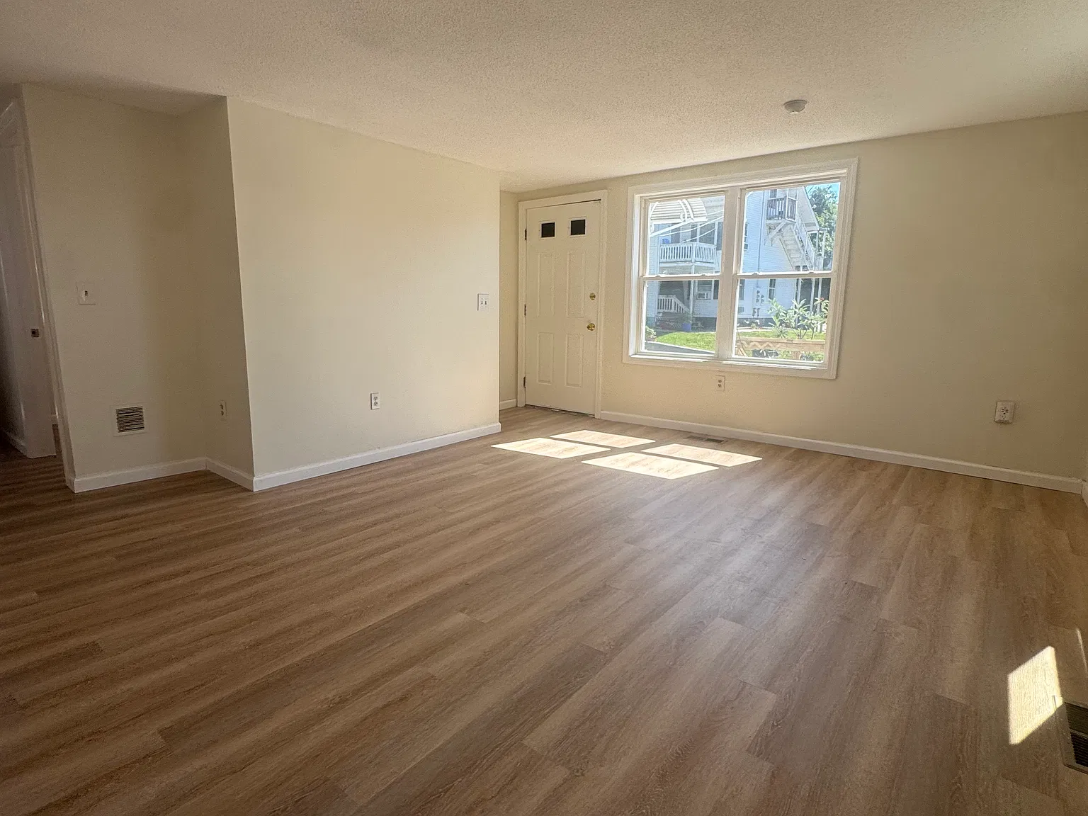 3 bed, 1344 sqft, $2,300 — Photo 3