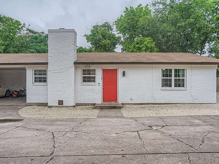 306 E Powell Ln — Photo 1