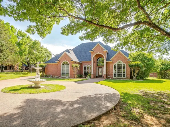 125 N Creekwood Dr, Mansfield, TX 76063