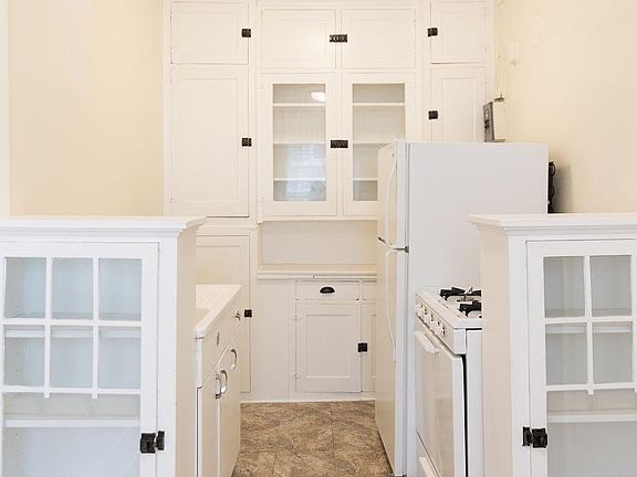 2nd image of 145 Chatsworth St S #202