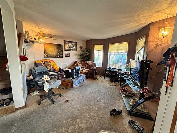 5th image of 52 W Country Ridge Close