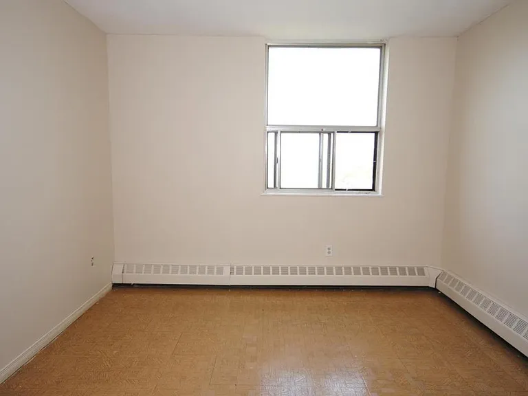 2772 Barton St E — Photo 6