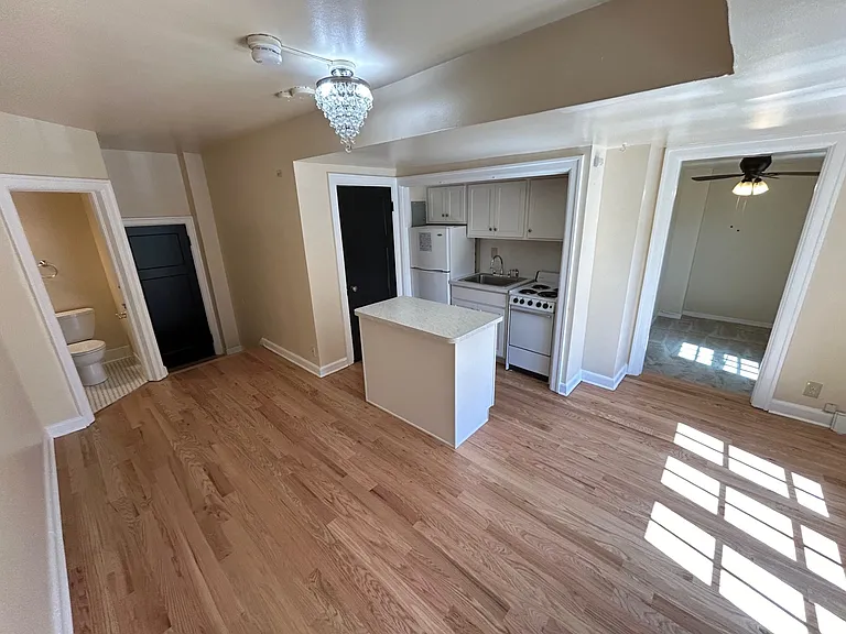 Chateau Apartments — Photo 22