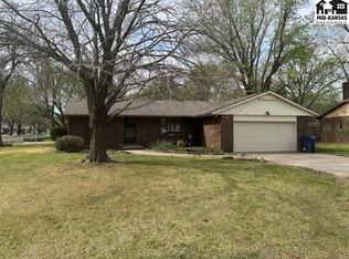 811 Foothill Dr, Hutchinson, KS 67502