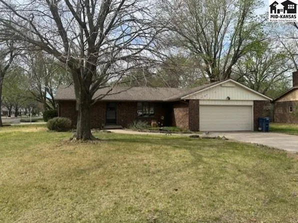 811 Foothill Dr, Hutchinson, KS 67502