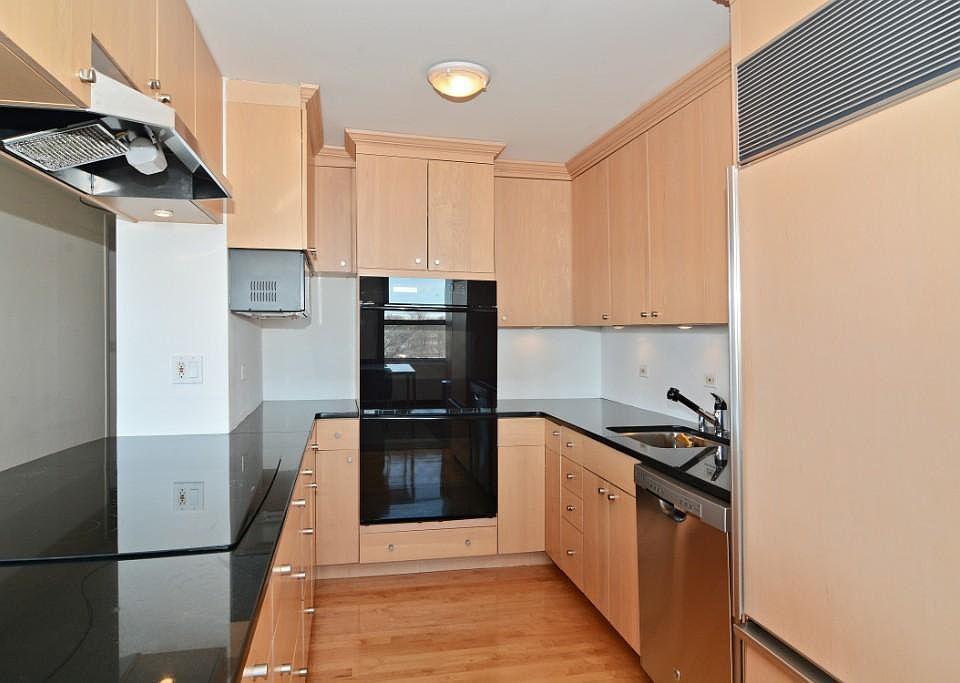 1st image of 2636 N Lakeview Ave #3BR