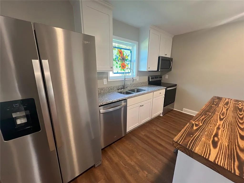 3 bed, 2.0 bath, $2,500 — Photo 4