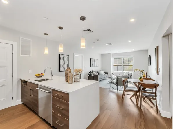 425 Lagrange St Unit 310, West Roxbury, MA 02132