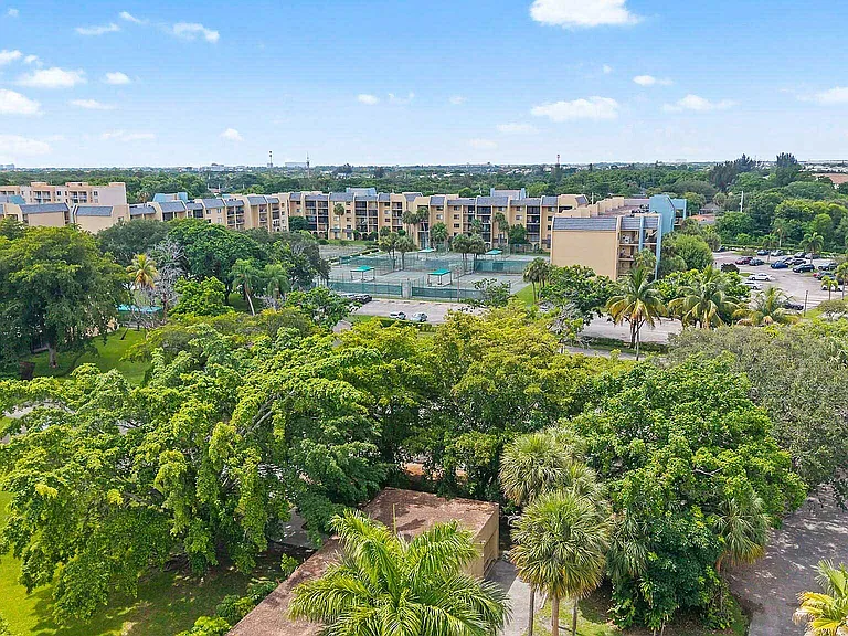 Tennis Towers Apartments — Photo 43