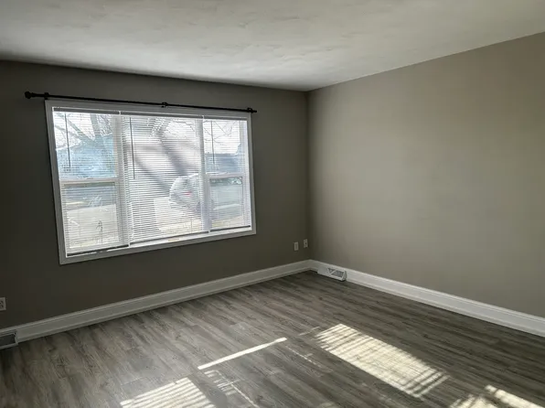 3723 Hillcrest Rd, Dubuque, IA 52002