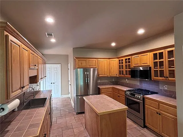 421 Greenfield Dr — Photo 6